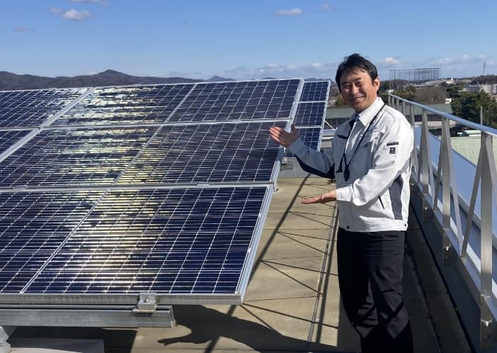 太陽光パネルと技術員の画像